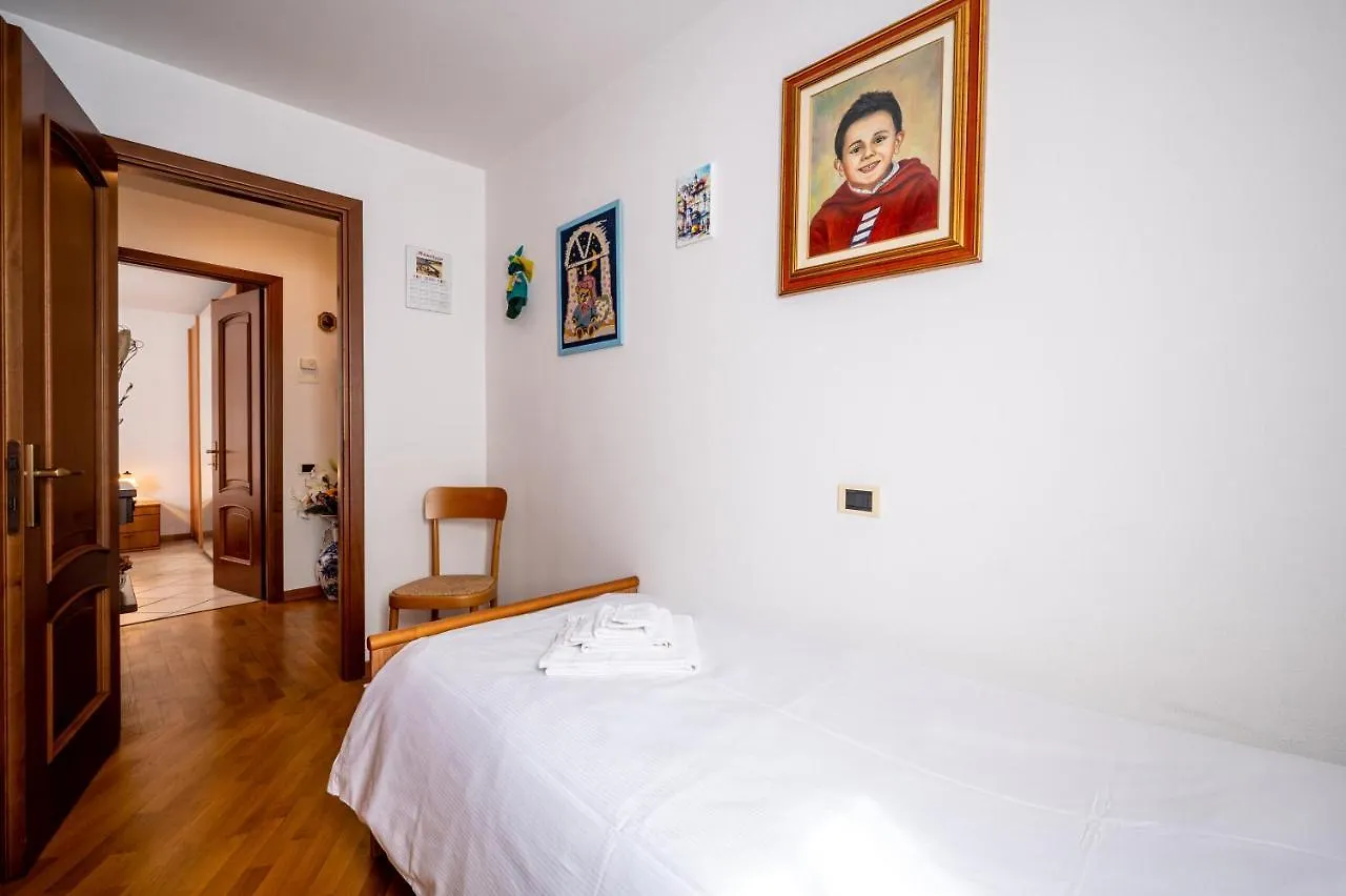 Apartment With Bicycle Storage In Dongo - Larihome A24