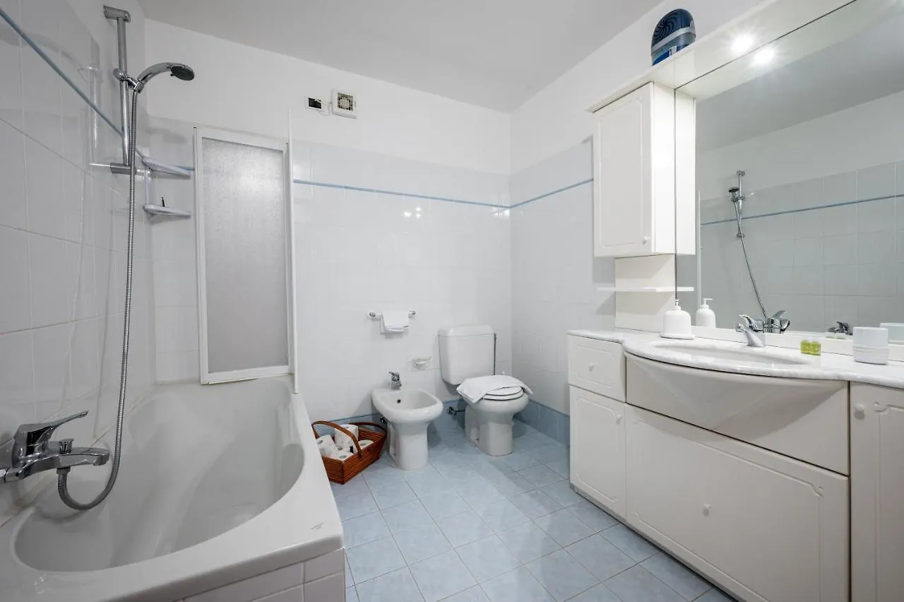 Apartment With Bicycle Storage In Dongo - Larihome A24